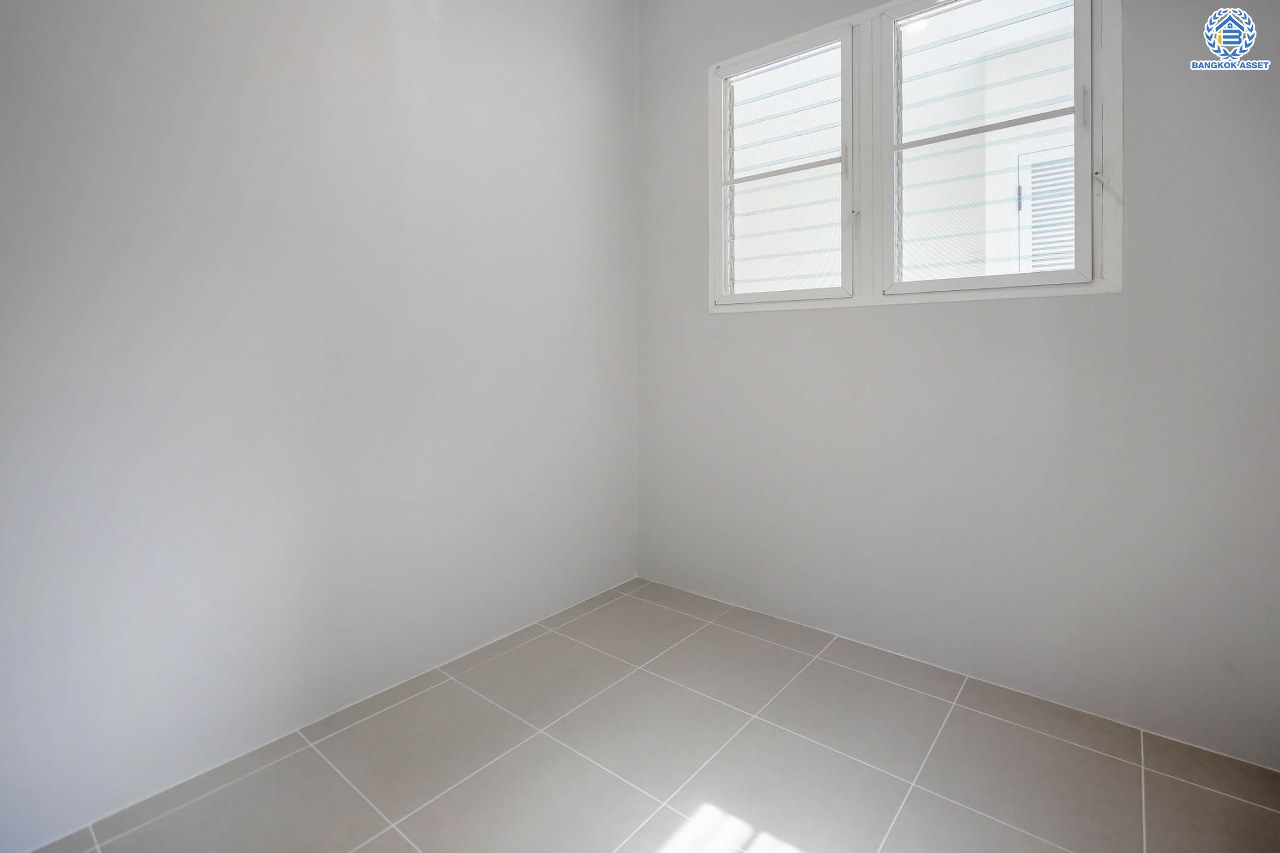 บ้านมือสองตกแต่งใหม่ ม.คาซ่าวิลล์ ราชพฤกษ์-รัตนาธิเบศร์1 แบรนด์ Q.House ต่อเติมครบพร้อมเข้าอยู่ เนื้อที่ 86 ตร.ว. ฟังก์ชันจัดเต็ม 3 ห้องนอน 3 ห้องน้ำ 1 ห้องอเนกประสงค์ 1 ห้องแม่บ้าน จอดรถได้ 2 คัน บนทำเลศักยภาพ ติดถนนราชพฤกษ์ และเพียง 10 นาทีถึงรถไฟฟ้า "สถานีบางรักน้อยท่าอิฐ"